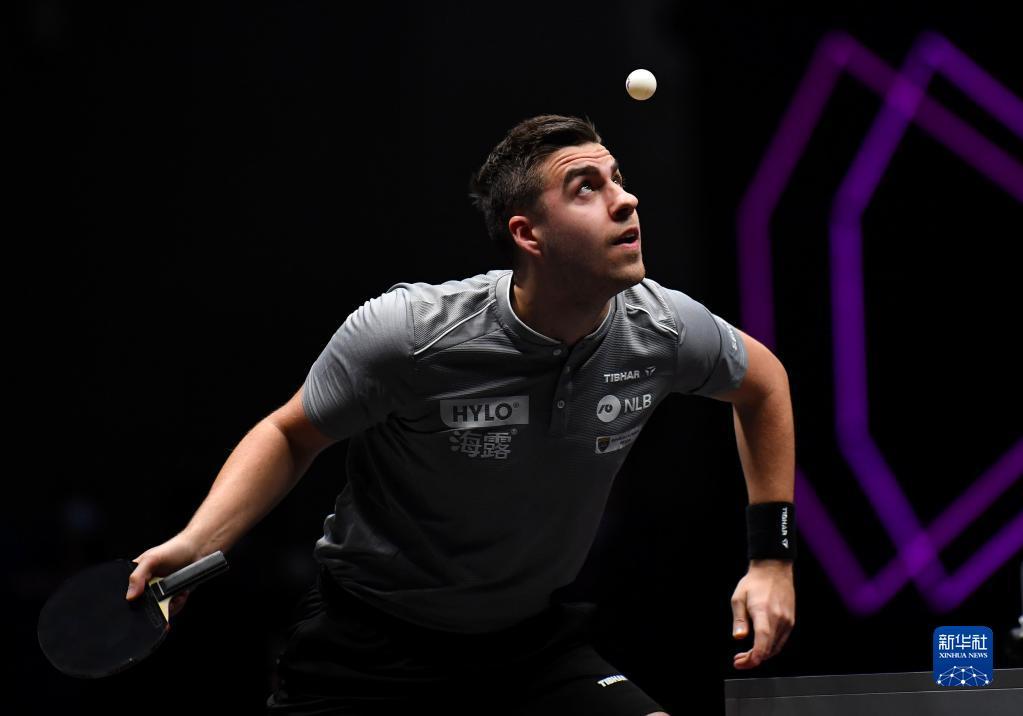 他以严格的 他以严格的