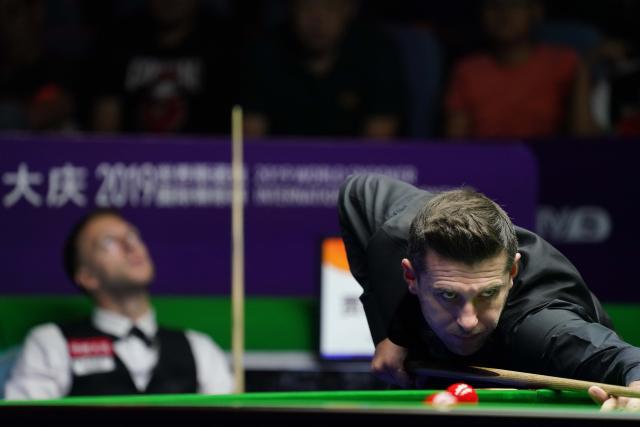 了4杆领先 了4杆领先